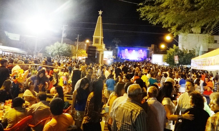 A festa reúne cerca de 10 mil pessoas no Largo do Tungstênio e Av. Cel José Bezerra. (Foto: Arquivo 2013 - Jean Souza).
