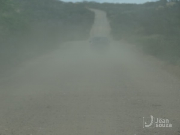 Em alguns pontos a poeira chega a tirar totalmente a visibilidade dos motoristas.