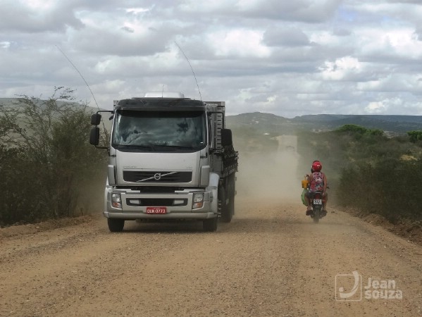 A estrada se tornou perigosa também para os motociclistas, principalmente pelo tráfego constante de caminhões.