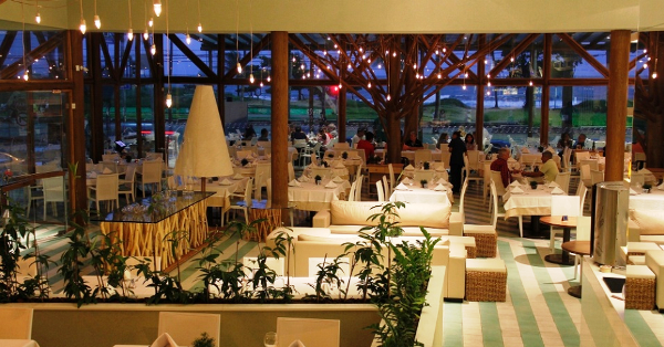 o terceiro restaurante, inaugurado em 2013 na praia de Boa Viagem, tem espaço para 350 pessoas e é especializado também em frutos do mar.