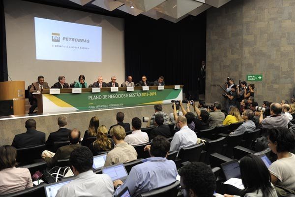 O presidente da Petrobras, Aldemir Bendine, e membros da diretoria detalharam os números. 