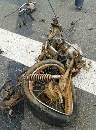 A motocicleta ficou totalmente destruída.