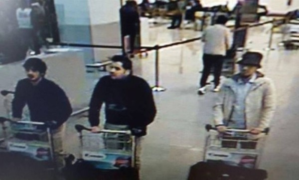 Polícia belga divulga imagens dos supostos suspeitos pelos ataques a aeroporto de Bruxelas nesta terça-feira – AFP. 
