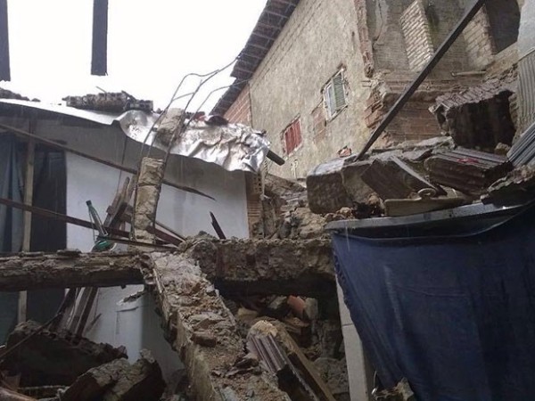 Casa de dona Lenice foi atingida por partes da construção da residência que fica na rua de cima (Foto: Eduardo Rodrigues/Inter TV Cabugi)