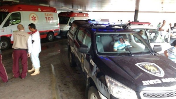 Garoto baleado foi socorrido para o Pronto-Socorro Clóvis Sarinho por um carro da Polícia Civil que passava pelo local no momento no disparo (Foto: Otaviano Oliveira )