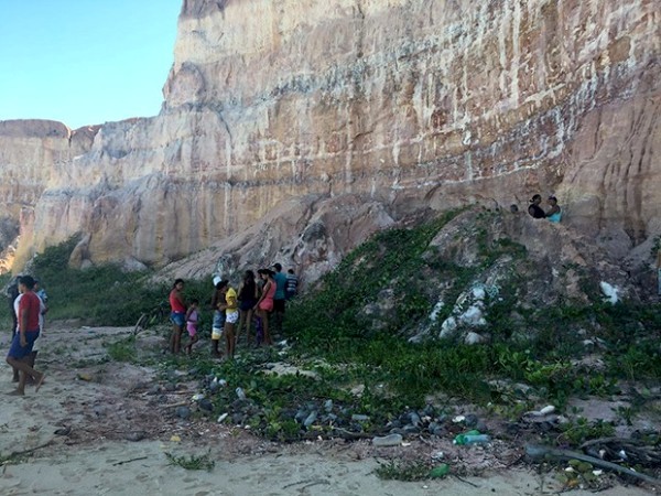 Corpo foi encontrado entre falésias da praia de Cotovelo, no litoral Sul do RN (Foto: Mariana Rocha/ Inter TV Cabugi)
