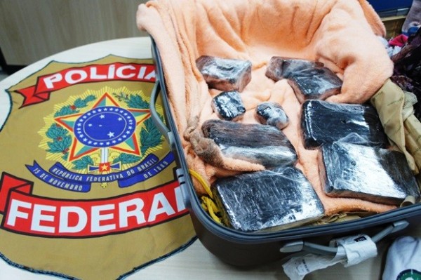 Droga estava sendo transportada dentro de uma mala (Foto: Divulgação/PF)