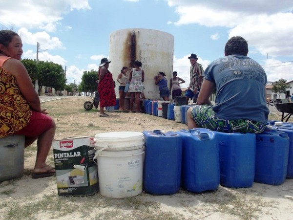 Em muitos municípios, moradores precisam enfrentar filas para conseguir água (Foto: Anderson Barbosa/G1)