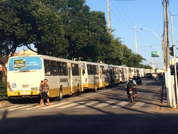 Rodoviários também pararam ônibus ao longo da Avenida Bernardo Vieira (Foto: Erika Zuza/ Inter TV Cabugi)