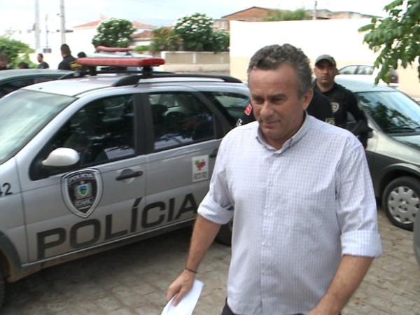 O ex-prefeito de Nazarezinho, Francisco Gilson mendes Luiz, foi preso nesta sexta-feira (11) por força de mandado de prisão (Foto: Reprodução/TV Paraíba)