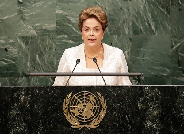 A presidente Dilma Rousseff discursa durante cerimônia de assinatura do Pacto de Paris, na ONU.