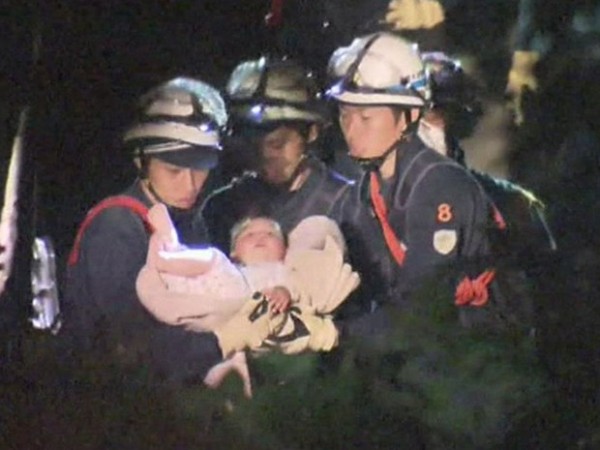 Bebê de 8 meses é resgatado dos escombros após tremor atingir o Sul do Japão, na quinta-feira (4) (Foto: BBC)
