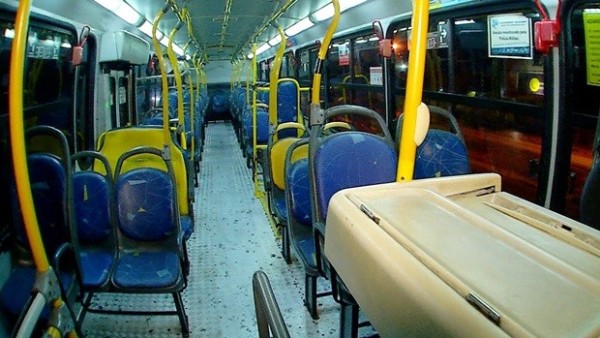 Alvo dos assaltantes, ônibus da linha 73 sai do Santarém, na Zona Norte da cidade, e segue para Ponta Negra, na Zona Sul (Foto: Reprodução/Inter TV Cabugi)
