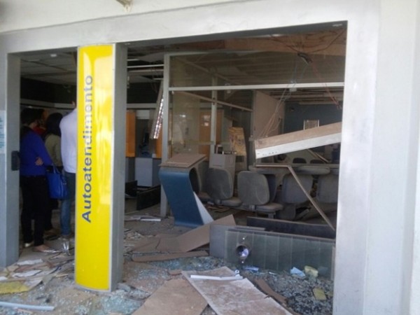 Agência bancária em Araruna ficou completamente destruída depois da ação criminosa na madrugada desta quinta-feira (7) (Foto: Silvia Torres/TV Cabo Branco)