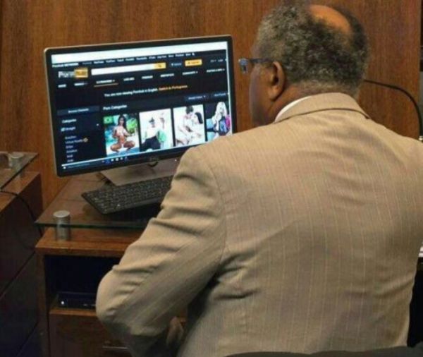 Vereador Lino Peres foi fotografado navegando por um site pornográfico durante expediente.