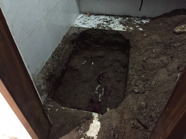 Vítima foi encontrada enterrada na despensa da própria casa, em João Pessoa. (Foto: Walter Paparazzo / G1