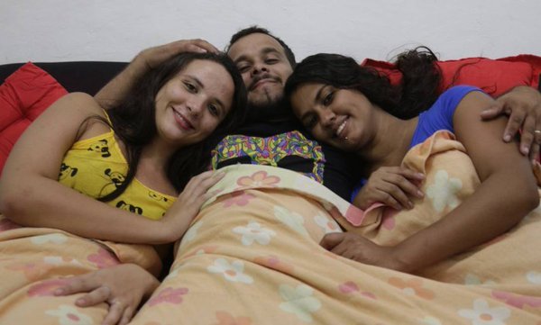 Yasmin Nepomuceno, Leandro Jonattan e Thais Souza de Oliveira vivem em uma casa em Madureira – Marcelo Carnaval / Agência O Globo. 