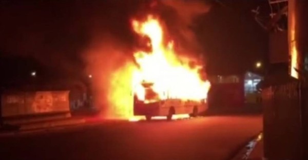 Em São Luís, seis ônibus foram totalmente incendiados em onda de violência - Reprodução/ TV Globo.