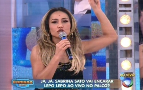  Sabrina Sato faz sua estreia ao vivo na Record no primeiro programa do apresentador Geraldo Luís aos domingos, "Domingo Show" .
