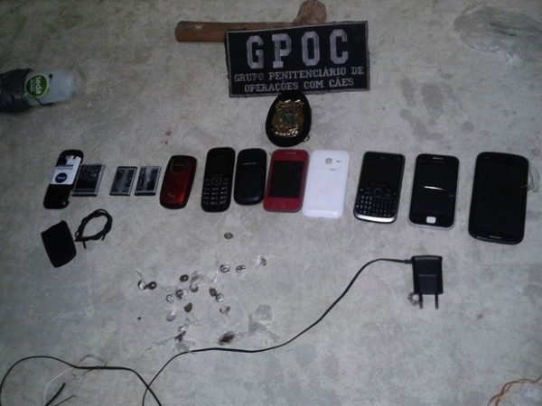 Oito aparelhos celulares e algumas porções de drogas foram encontrados durante a revista (Foto: Divulgação/Sejuc)