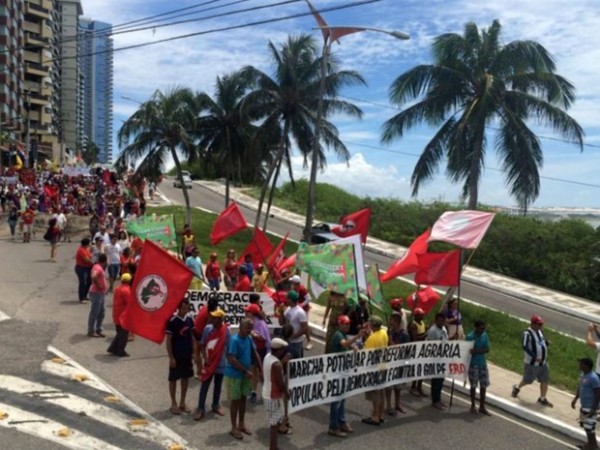Grupo que apoia o governo Dilma Rousseff caminha pela Ladeira do Sol, na Zona Leste de Natal (Foto: Anderson Barbosa/G1)