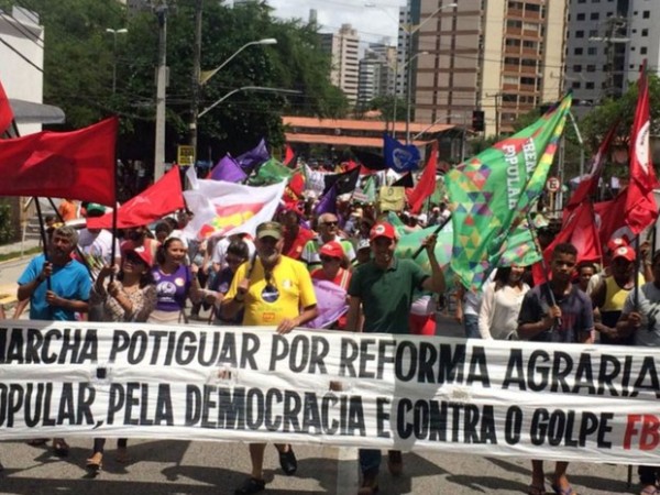 Pessoas que apoiam o governo Dilma fazem caminhada na Zona Leste de Natal (Foto: Anderson Barbosa/G1)