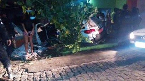 Após perseguição, táxi roubado na Zona Norte da cidade acabou batendo; um dos assaltantes foi preso (Foto: Divulgação/PM)