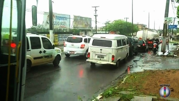 Trânsito está bastante lento na Zona Norte da cidade, em direção à ponte Newton Navarro (Foto: Reprodução/Inter TV Cabugi)