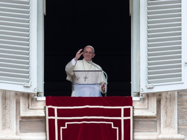 Papa Francisco fez apelo para que o cessar-fogo na Síria seja respeitado durante a oração do Angelus na manhã deste domingo (1º) (Foto: Alessandra Tarantino/AP)