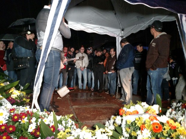 Corpo do cantor Renan Ribeiro é enterrado em Conchal (Foto: Fabio Rodrigues/ G1)