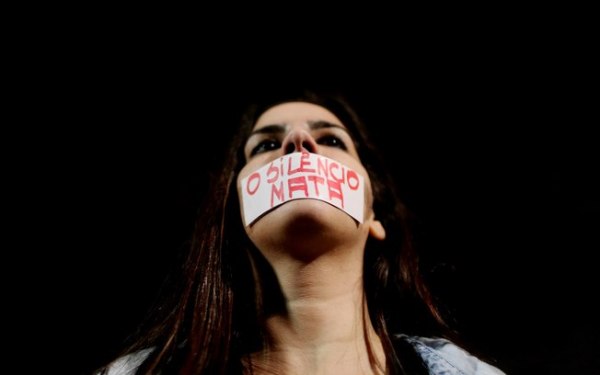 Mulher em ato contra o machismo, a violência de gênero e em repúdio ao estupro de jovem no Rio.