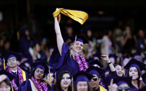 Jillian Sobol comemora sua graduação na cerimônia realizada em São Francisco (Foto: Associated Presss/AP)