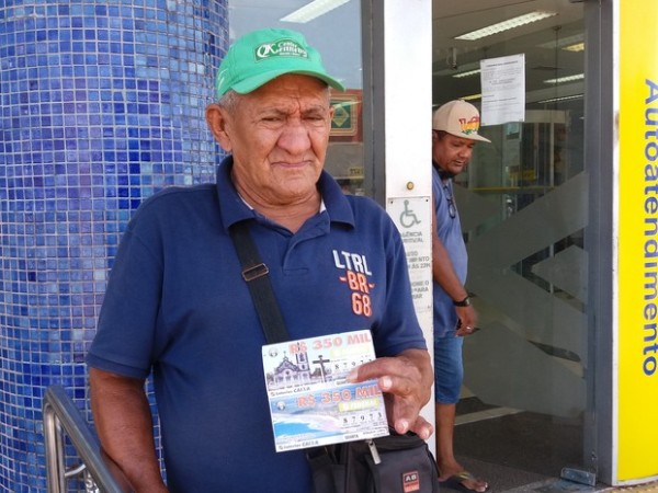 Jesus Silva da Fonseca, de 69 anos, vende bilhetes todos os dias em Macapá (Foto: John Pacheco/G1) Blog do BG: http://blogdobg.com.br/page/2/#ixzz4ARPith59 Jesus Silva da Fonseca, de 69 anos, vende bilhetes todos os dias em Macapá (Foto: John Pacheco/G1) 