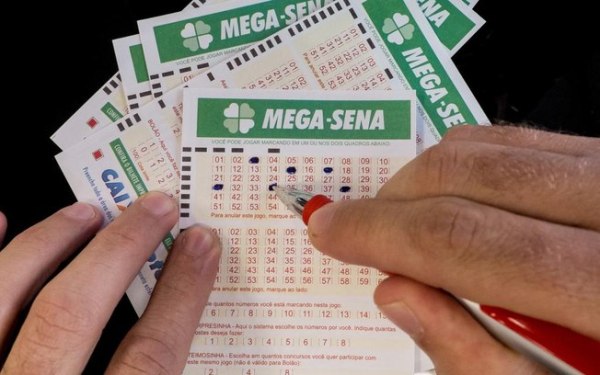 A aposta simples da Mega-Sena custa R$ 3,50 e pode ser feita em qualquer lotérica do País.