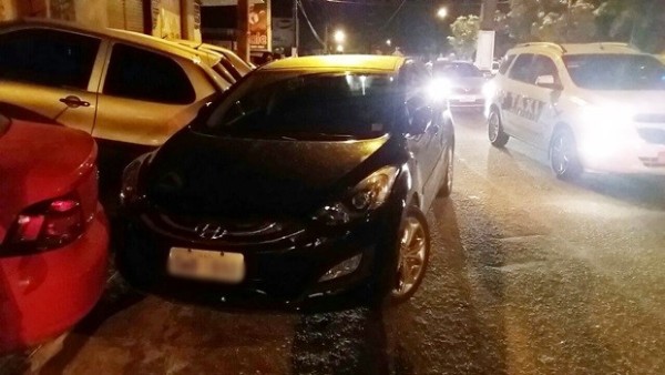Carro foi largado no meio da rua, atrapalhando o trânsito e bloqueando a saída de outros dois automóveis (Foto: Divulgação/PM)