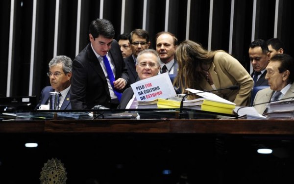 Autora do projeto, senadora Vanessa Grazziotin (PCdoB-AM) entrega cartaz a Renan Calheiros.