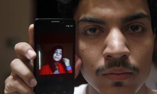 Jovem de 16 anos fugiu para casar e foi morta pela própria mãe. Na foto, Hassan Khan mostra a esposa.