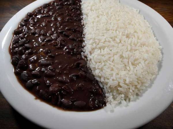 Prato típico da mesa do brasileiro, o "feijão com arroz" ficou bem mais caro em julho.