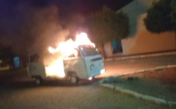 Veículo Kombi incendiado na Rua Lula Gomes, em Currais Novos.