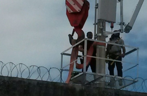 Homens trabalham na instalação de torres na Penitenciária Estadual de Parnamirim.