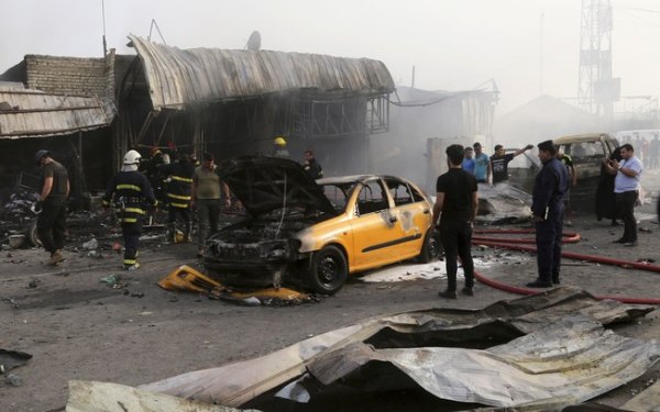 Explosão de carro-bomba em uma zona comercial de Bagdá em abril deste ano. 