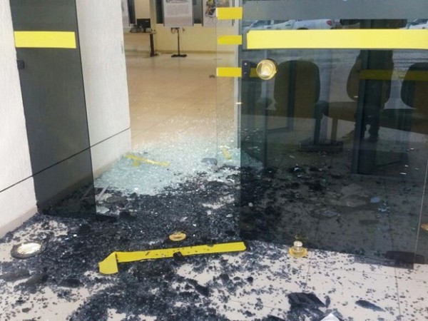 Vidraças foram estilhaçadas com a força da explosão (Foto: Marksuel Figueredo/Inter TV Cabugi)