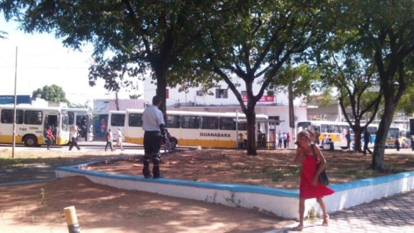 Imagem mostra ônibus parados na altura do Baldo.