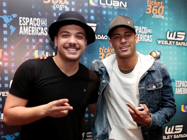 Wesley Safadão e Neymar nos bastidores do show.