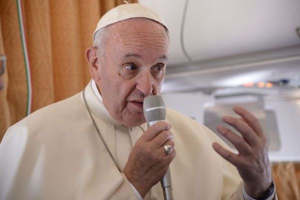 De acordo com o Vaticano, o papa Francisco ficou horrorizado com os últimos ataques.