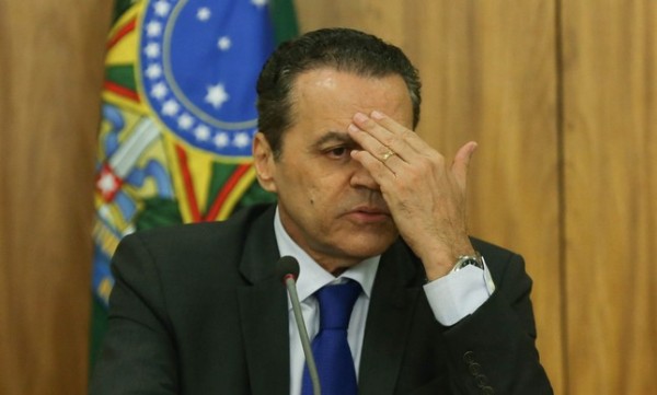 Investigadores também detectaram semelhanças entre a conta de Alves e uma das contas abertas por Cunha no exterior.