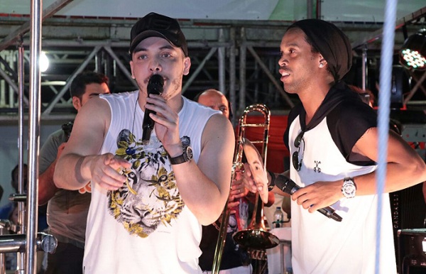 Cantor recebeu a presença de Ronaldinho, conversou com ele e os dois ainda cantaram juntos.