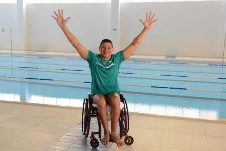 O  premiado  nadador  brasileiro  Clodoaldo  Silva  faz  aclimatação  no  Centro  de  Treinamento  Paralímpico        dos  Imigrantes,  inaugurado  recentemente  na  zona  sul  de  São  Paulo.
