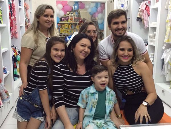 Na foto, Davi fazendo charme com a equipe da Loja Magazine São Francisco JS, irmã e mãe.