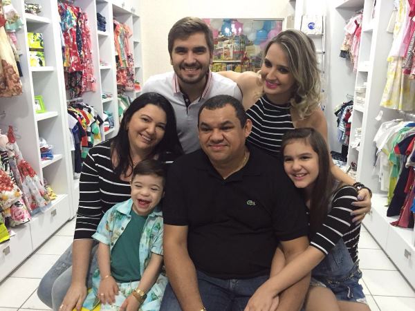 Sempre simpático, Davi se exibe na foto com a família e proprietários da loja Magazine São Francisco.